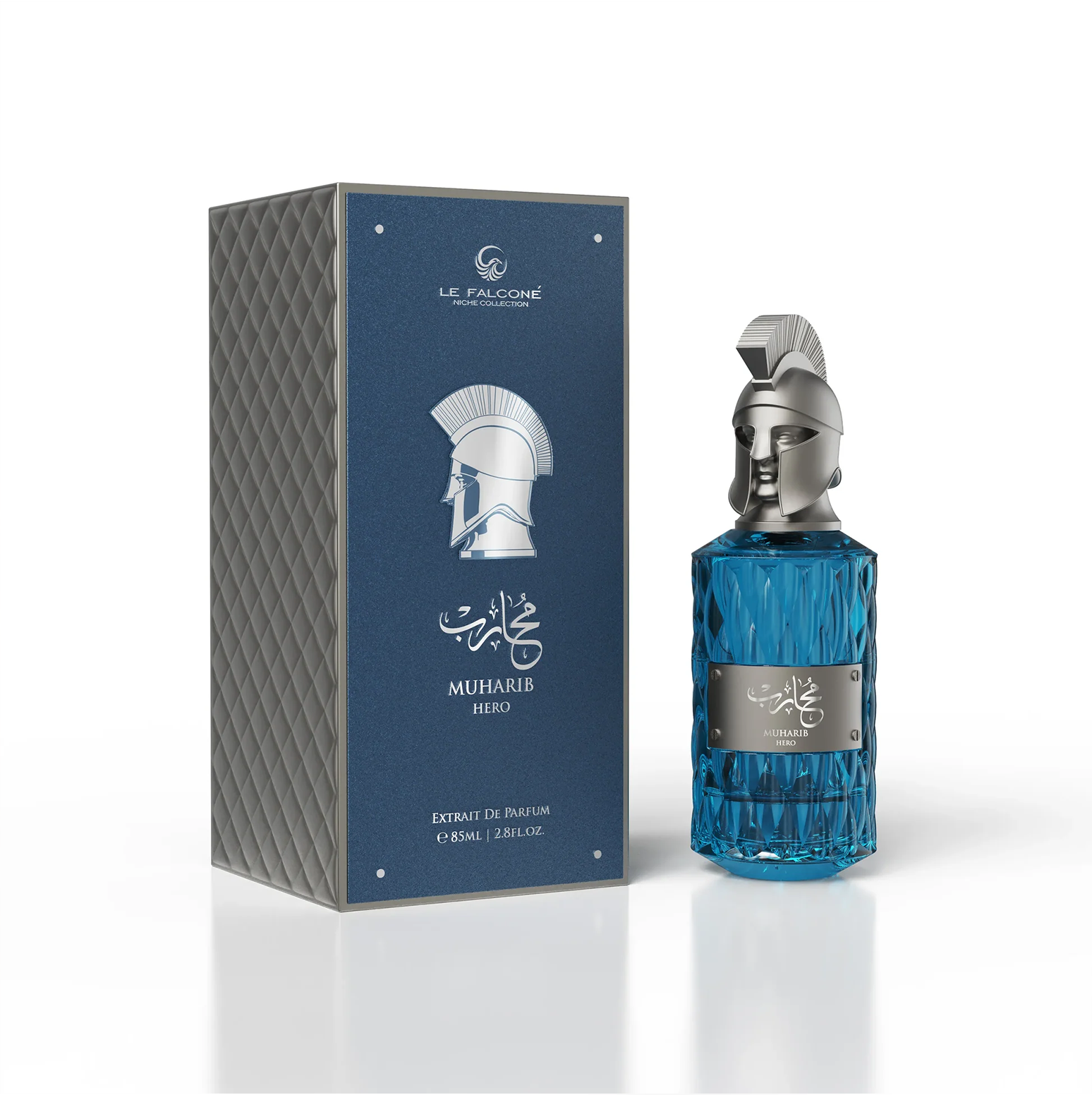 Le Falconé Muharib Hero Extrait de Parfum'i esmaklassiline tooteesitlus, kus 85 ml sinisest klaasist pudel on eksponeeritud elegantse sinise tekstuuriga kinkekarbi kõrval, kus on kujutatud ikooniline hõbedane spartalikübara kujundus.
