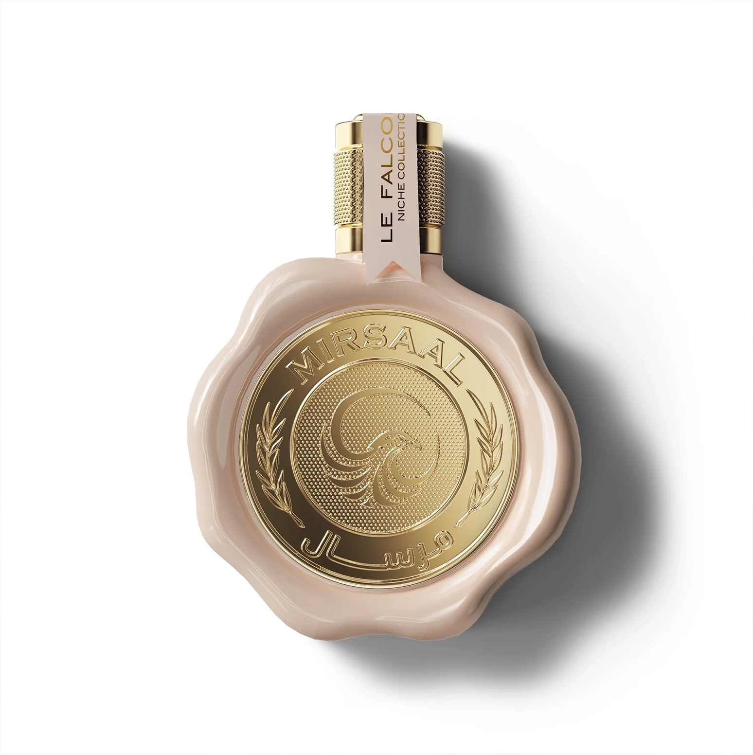 Lähivaade Le Falconé Mirsaal Passion 100ml pudelist, millel on ainulaadne vahasulgur. Puhas stuudiovõte Mirsaal Passion 100ml pudelist, mis rõhutab selle pehmet roosat tooni, ikoonilist vahatihendist inspireeritud kuldset embleemi ja keerukat käsitööoskust korgil.