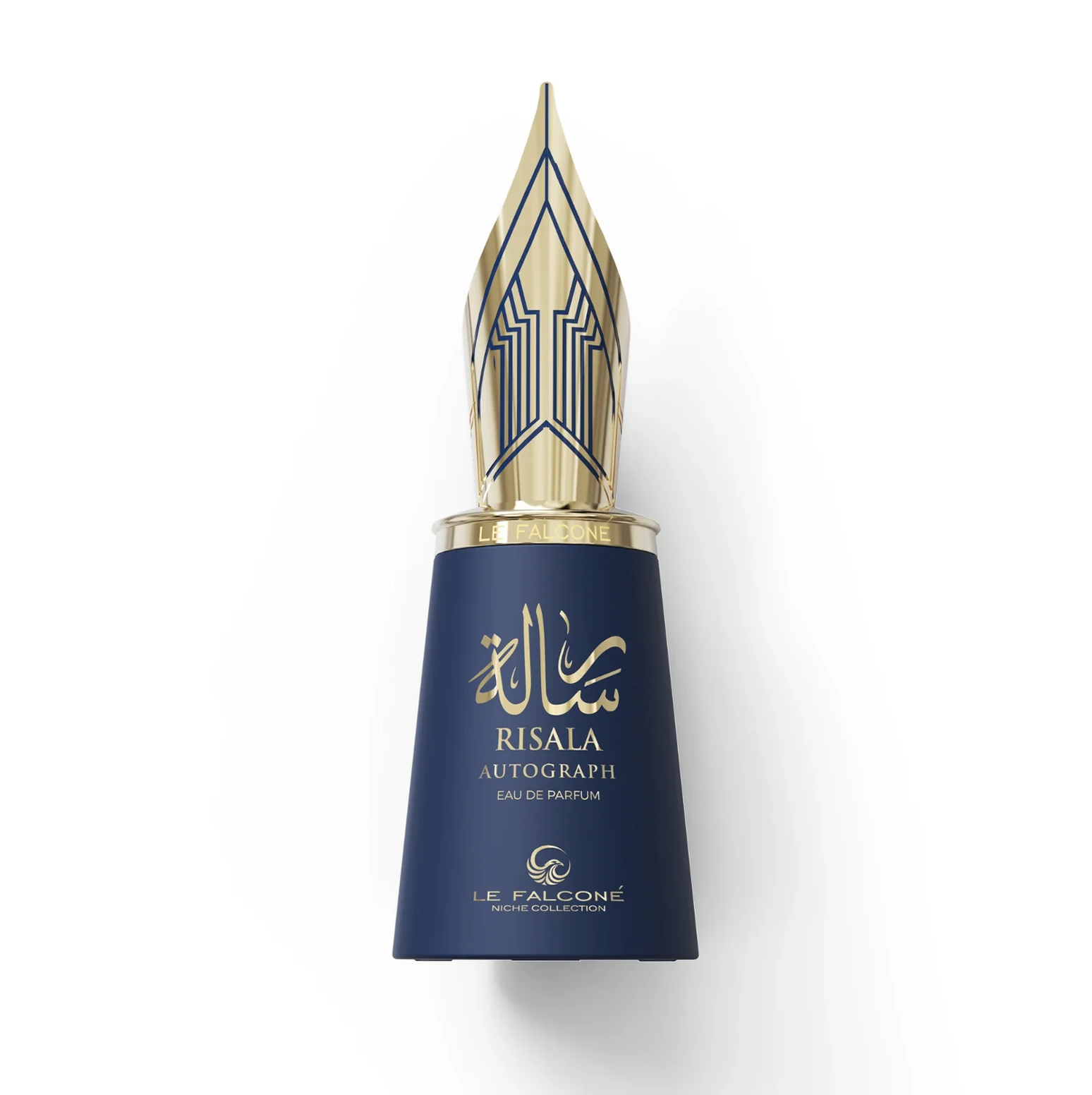 Le Falconé Risala Autograph 100ml parfüümipudel kuldse püstkirjakorgiga. Stuudiovõte tumesinisest Risala Autograph 100ml pudelist, rõhutades selle elegantset siluetti ja iseloomulikku kuldset korki, mis meenutab püstkirjaküünla sulepead.