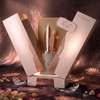Risala Forever Eau de Parfumi luksuslik tooteesitlus, mille 100 ml pudel on varustatud püstkirjakorkiga, mis on esitatud elegantses kinkekarbis koos dekoratiivsete aktsentidega.