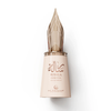 Lähivaade Le Falconé Risala Forever 100ml pudelist, millel on kuldne püstkirjakork. Risala Forever 100ml parfüümipudelist tehtud stuudiofoto, mis toob esile selle elegantse korpuse ja keerulise, skulpturaalse kuldse täitesulepeaga korgi, mis iseloomustab seda ainulaadset nišilõhna.